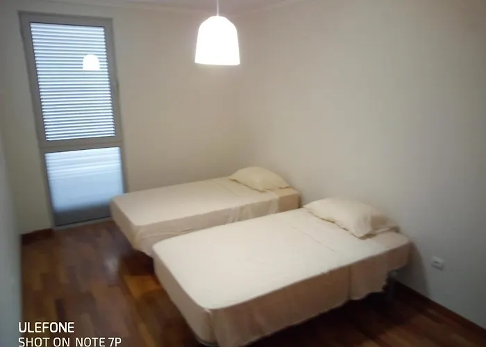 Costa Funchal, Santa Cruz, Madeira, Shared Two Bed בית אירוח סנטה קרוז