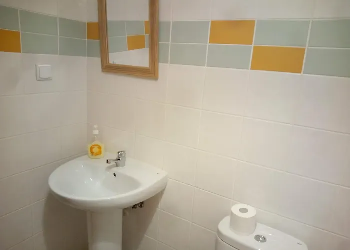 בית אירוח Costa Funchal, Santa Cruz, Madeira, Shared Two Bed *