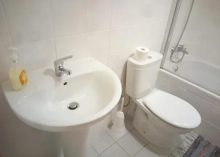 Costa Funchal, Santa Cruz, Madeira, Shared Two Bed בית אירוח