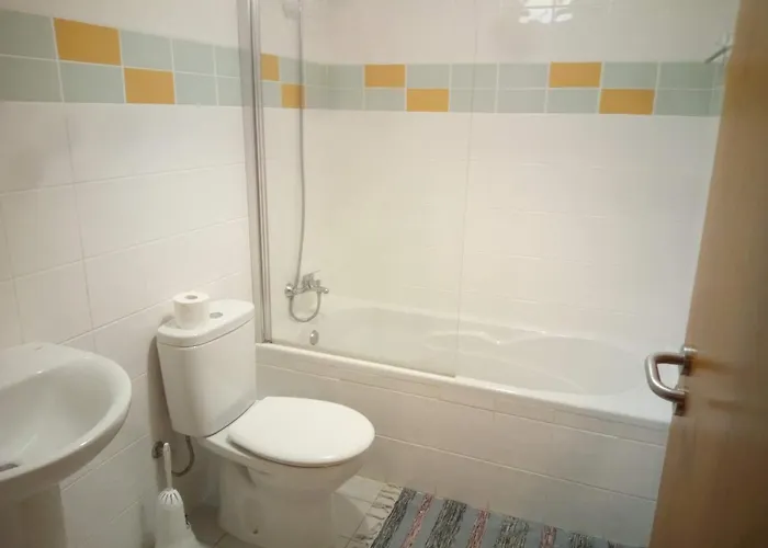 בית אירוח Costa Funchal, Santa Cruz, Madeira, Shared Two Bed *