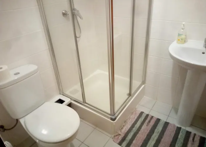Costa Funchal, Santa Cruz, Madeira, Shared Two Bed בית אירוח סנטה קרוז